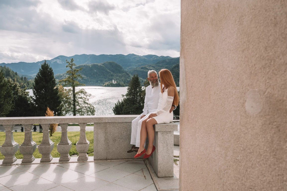 Poročni fotograf Bled – poročni par ob jezeru